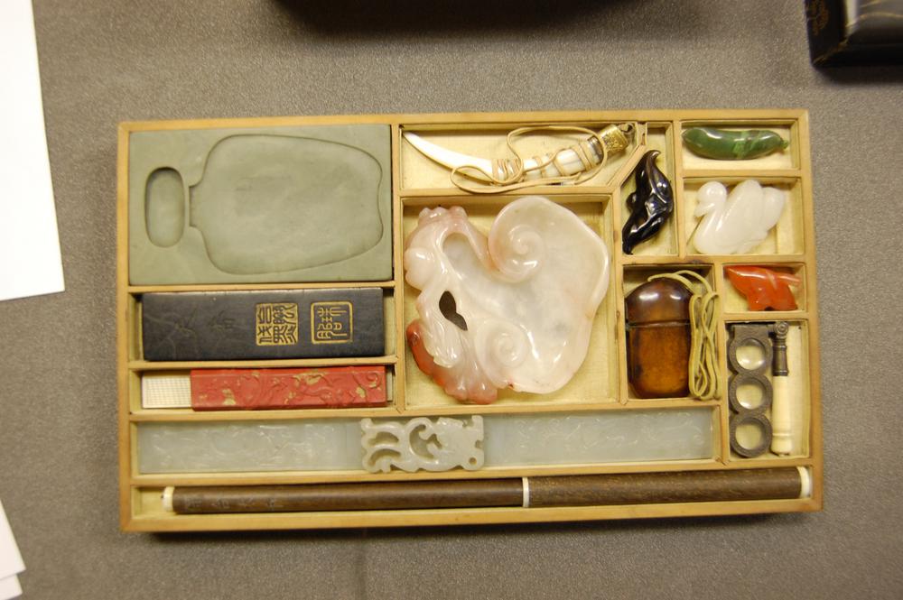 图片[4]-box; art/writing equipment; brush-washer; ink-stone; scroll; writing-brush; magnifying-glass; snuff-bottle; figure; sculpture; ornament(?); papercut; bottle; eye-glass; case; ladle; seal; chess-piece; chess-set; weiqi-piece; container; pouch; plaque; artefact BM-1891-0617.13-China Archive